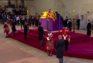 The Queen Elizabeth is grandchildren hold silent vigil around coffin